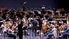 Abraham Cupeiro coa Orquestra Sinf�nica de Galicia nun ensaio do espect�culo.