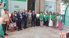 Foto de familia de la inauguraci�n de la nueva sede de la AECC en Ourense