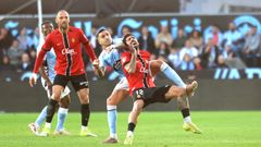 Sam� Costa y Mat�as Vecino pugnando por un bal�n