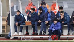 El cuadro t�cnico comandado por Dani Ll�cer, muy atento en su banquillo