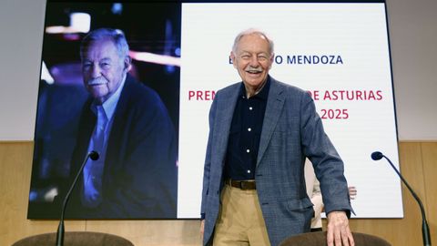El escritor Eduardo Mendoza