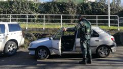 El coche que llevaba la pegatina falseada, en una foto sacada por la Guardia Civil en el aparcamiento del cuartel de Chantada