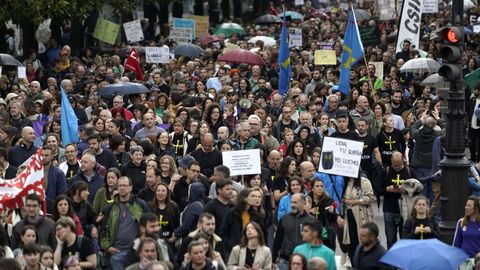 Varios miles de personas, 30.000 según los organizadores, se han manifestado este domingo en Oviedo convocadas por los sindicatos docentes ANPE, CCOO, Suatea, UGT y CSIF