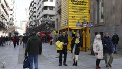 Miembros de Democracia Ourensana repartiendo propaganda electoral en el Paseo.