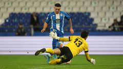 Svensson trata de superar a Salvi durante el partido