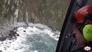 El grupo de rescate con el helic�ptero medicalizado del Servicio de Emergencias (Sepa) busca al percebero que se precipit� al mar