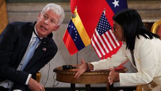 El secretario de Energ�a de Estados Unidos, Chris Wright, este mi�rcoles con la presidenta de Venezuela en la firma del convenio del petr�leo