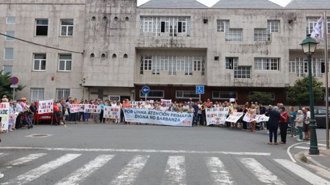 Protesta en Ribeira. Como cada jueves, pacientes y personal del centro de salud ribeirense se concentraron para solicitar a la Consellería de Sanidade que cubra de forma definitiva todas las vacantes. Actualmente solo hay una, ya que los tres mir que trabajan en el ambulatorio han confirmado que continuarán allí. Además, Sanidade anunció que en el PAC ribeirense se pasará de cuatro a cinco médicos.