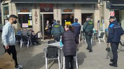 Guardia Civil y Polic�a Local visitaron los locales de hosteler�a de Xinzo