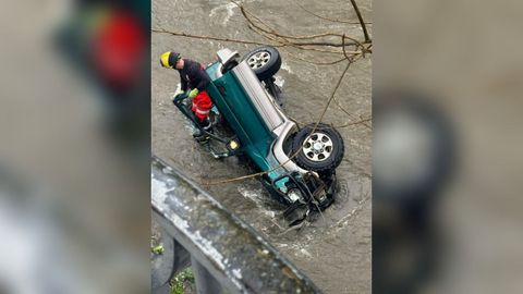 Los bomberos excarcelaron el cad�ver del coche