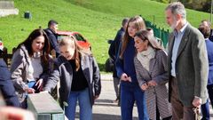 El Rey Felipe VI; la Infanta Sofa; la princesa Leonor, y la Reina Letizia, durante su visita al Pueblo Ejemplar de Asturias