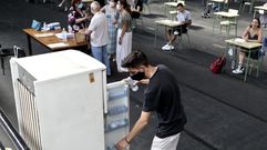 Un alumno coge agua de la nevera instalada en el pabell�n de O Porri�o durante esta selectividad