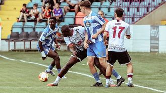 Dom�nguez y Man� pugnan por un bal�n con dos rivales del Salamanca