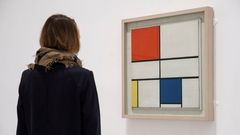 Una visitante observa una de las ic�nicas composiciones de Mondrian