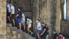 Grupos de turistas en el exterior del monumento prerromnico de Santa Mara del Narancos, a cuatro kilmetros de Oviedo