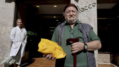 Raúl Gómez, de la familia propietaria de Glaccé, con su hija Silvia y el último roscón, delante del negocio en el momento de cerrar definitivamente este domingo