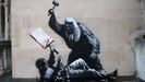 El mural de Banksy en una pared de los Reales Tribunales de Justicia de Londres