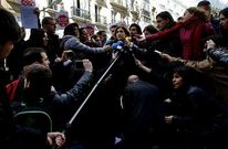 Ada Colau, portavoz de la PAH, ofreci� ayer una rueda de prensa ante el Parlamento.