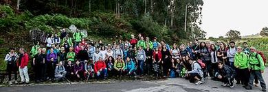 Casi cien aficionados al senderismo y a la naturaleza participaron en la etapa entre Ponteceso y Nins del Camio dos Faros.