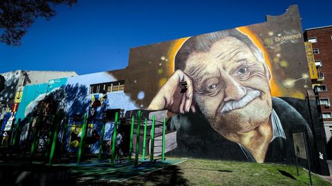 Fotografa de un mural con la imagen del poeta uruguayo Mario Benedetti.