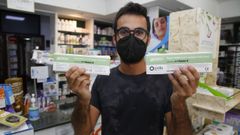 Un empleado de la farmacia de la calle Herreros de Pontevedra, con test de ant�genos. Esta botica exped�a este jueves los certificados