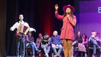 As� foi a festa galega da regueifa en Carballo, imaxe a imaxe, rima a rima