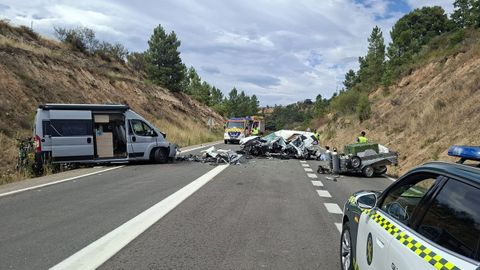 Estado en el que quedaron los veh�culos tras el choque frontal.