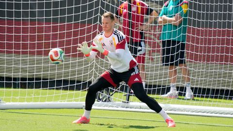 Neuer ataja un bal�n en un entrenamiento con Alemania
