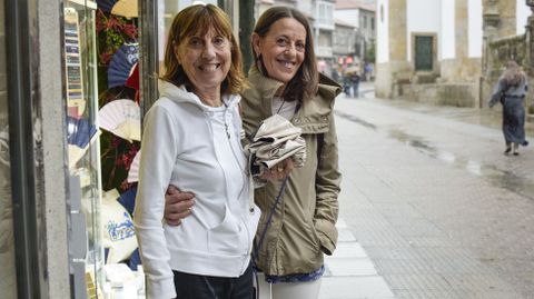 Dos amigas italianas, que tienen alojamiento en la casa de un familiar en Pontevedra, de paseo por la ciudad.