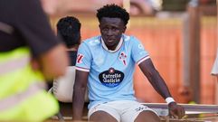 Bernard Somuah, en el momento de ser evacuado en camilla durante el Almer�a-Celta Fortuna.
