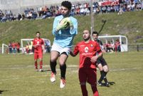 El meta del Nant�n Guillermo para ante el goleador Pana. 