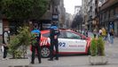 Agentes de la Polica Local controlan una calle peatonal de Gijn