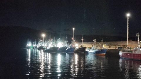 Una veintena de boniteros vascos se guarecieron del mal tiempo en el puerto de Celeiro durante la noche del mircoles al jueves