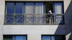 Exterior de la residencia de mayores, el pasado martes, coincidiendo con el cribado en Cruz do Incio