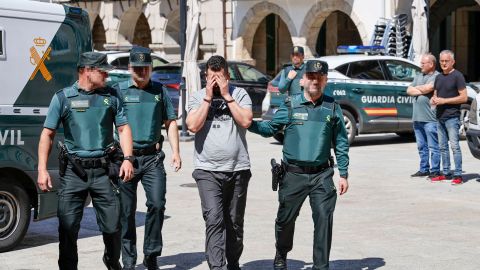 Uno de los detenidos, a su llegada al juzgado de Ribadavia