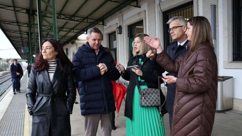 Lara Méndez acompañó a los representantes institucionales a visitar la actual estación de tren