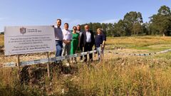 El alcalde de Caldas, Jacobo Pérez, miembros del gobierno local y el subdelegado del Gobierno en Pontevedra, Abel Losada, en los terrenos de Rabexe