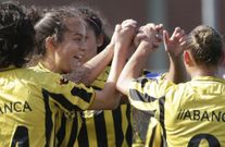 Las jugadoras del Orz�n celebran uno de los goles. 