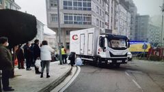 Los sanitarios atendiendo a la mujer. 