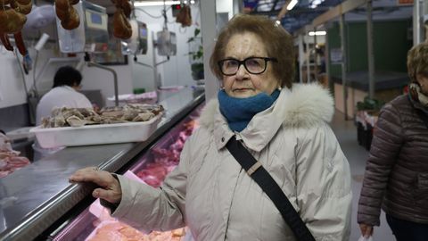 La ourensana Pilar Belmonte, frente a un puesto en el mercado