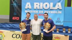 Caama�o (en el centro), acompa�ado de Javi y B�a, ganadores en la categor�a �lite de la modalidad de parado.