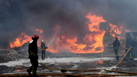 Los Bomberos de Asturias intentan sofocar un incendio que se ha declarado este lunes en una planta reciclaje en Fonciello, en el concejo de Llanera