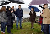 Los responsables de Costas y Mar, en el centro, se reunieron con mariscadoras y alcalde.