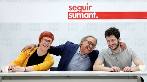 Los represnetantes del PSPV, Manuel Mata (en el centro), de Comprom�s, �gueda Mic� y de Unides Podem-EU, Antonio Esta�, en la reuni�n en la que se fragu� el pacto que permitir� la investidura de Ximo Puig en Valencia