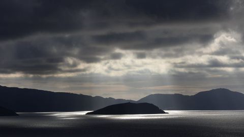Imagen nocturna de la isla Coelleira, entre O Vicedo y Bares