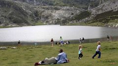 Turistas en los Lagos de Covadonga