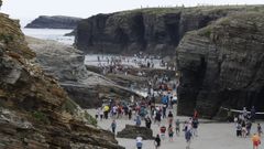 Imagen de archivo de visitantes en la playa ribadense de As Catedrais