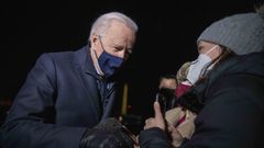 El presidente de Estados Joe Biden, habla con una ciudadana