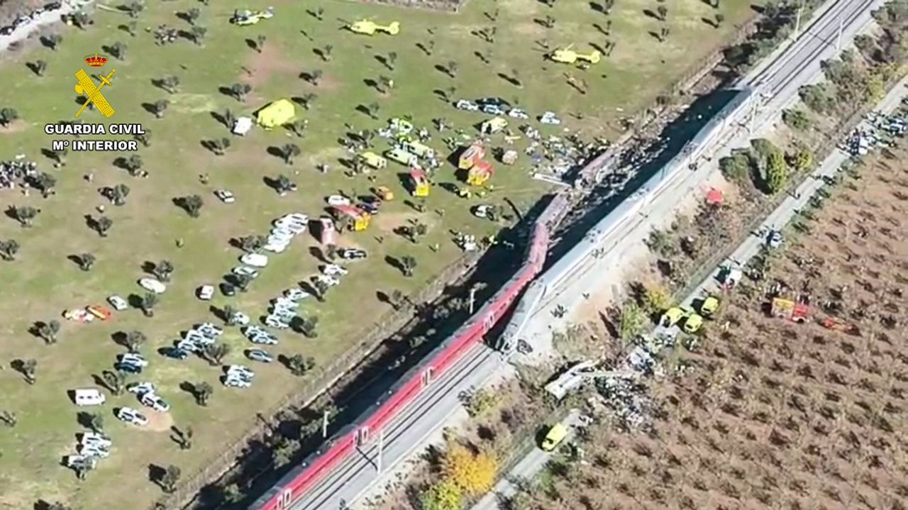 Los reyes se muestran «conmovidos y preocupados» por el siniestro ferroviario de Toledo, mientras Rueda pone a disposición todos los medios de Galicia