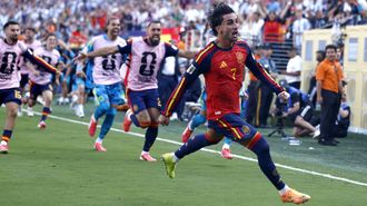 Ferran Torres celebrando el gol del Mundial con sus compa�eros corriendo de fondo para abrazarlo